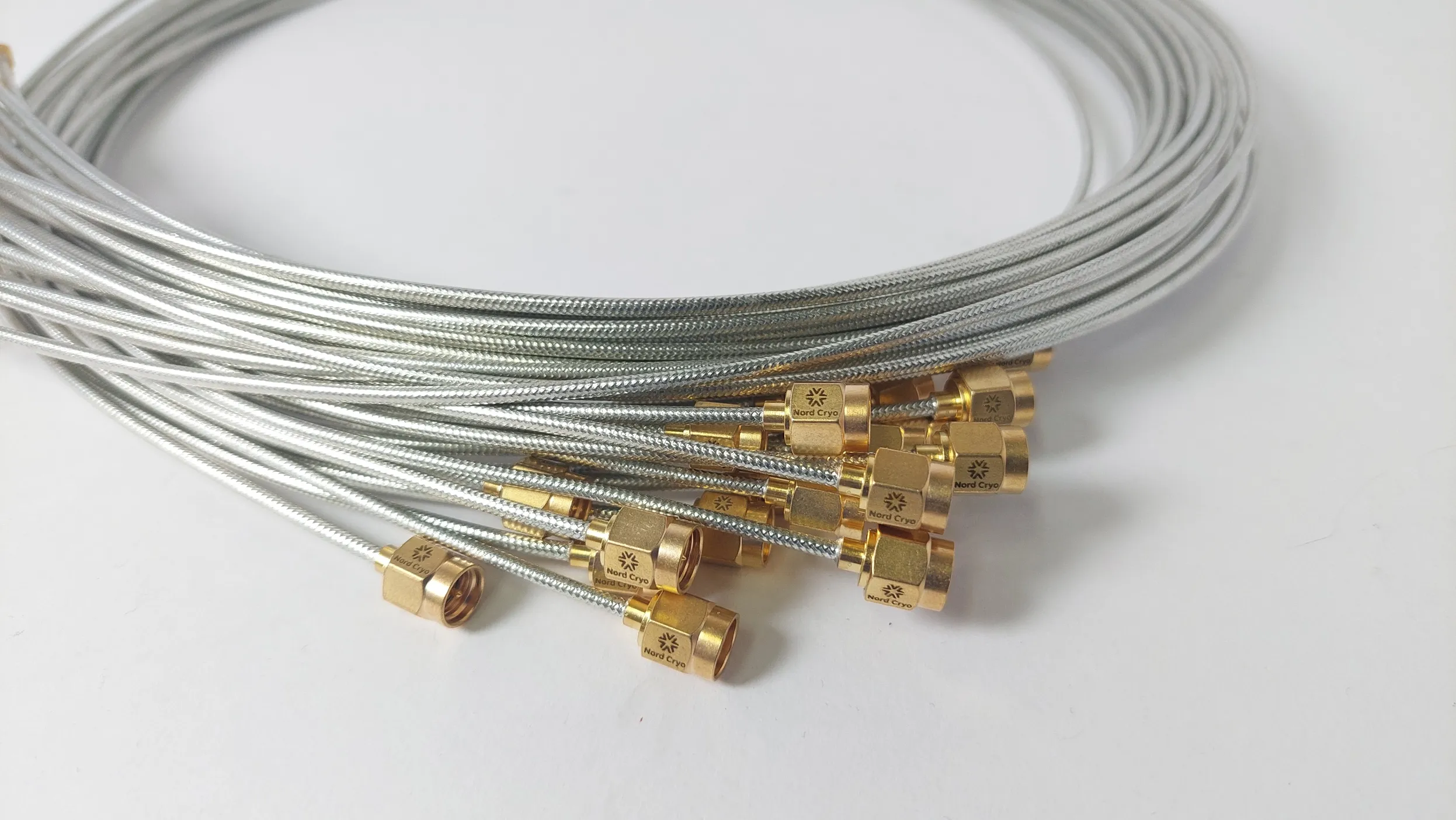 Cryogenic high-thermal-conductivity coaxial cables